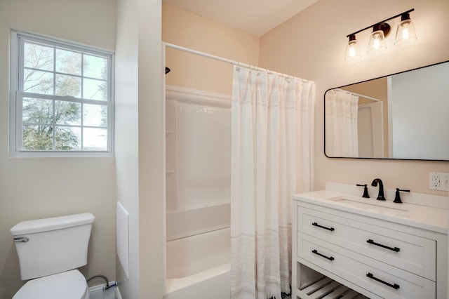 full bathroom with a wealth of natural light, toilet, vanity, and shower / bath combo