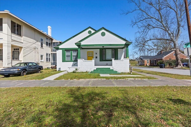 view of front of house featuring a front lawn