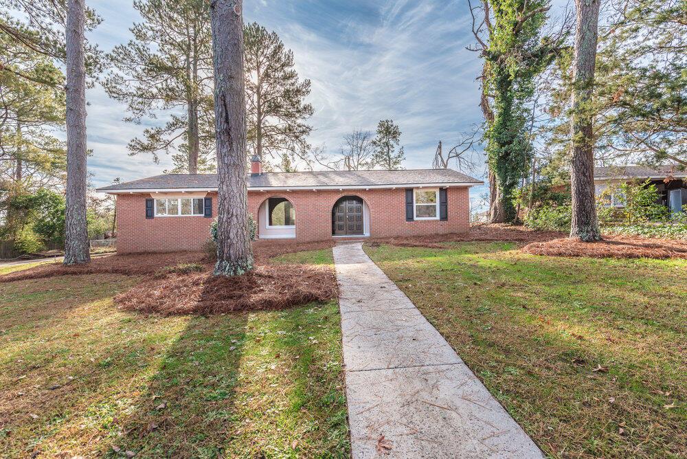 ranch-style home featuring a front lawn