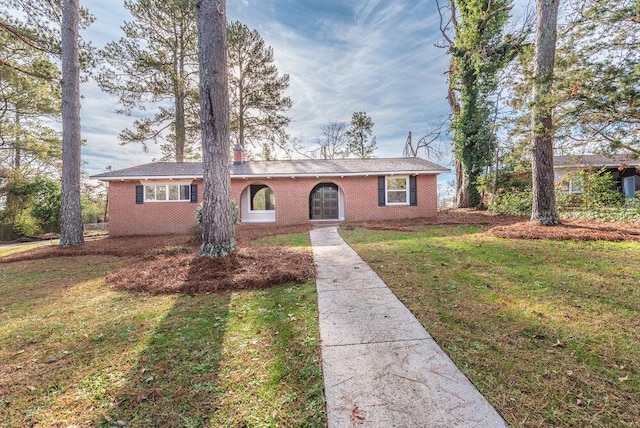 ranch-style home featuring a front lawn