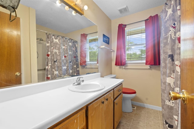 full bath featuring toilet, vanity, baseboards, a shower with shower curtain, and a textured ceiling
