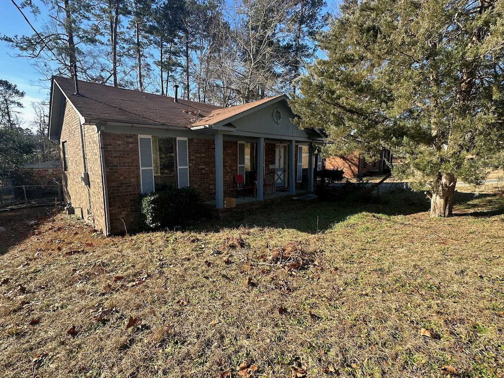 view of front of property featuring a front lawn