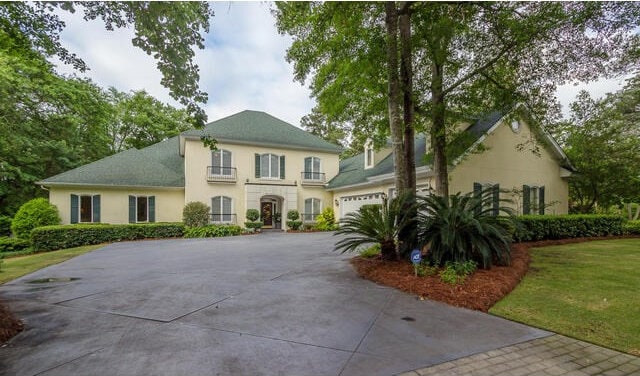 view of front of property featuring a garage and a front yard