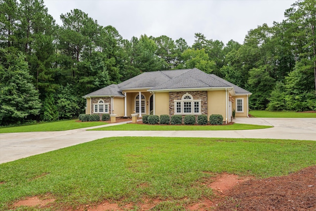 view of front of house featuring a front yard