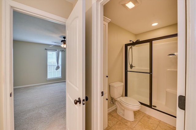 full bathroom featuring baseboards, a stall shower, a ceiling fan, and toilet