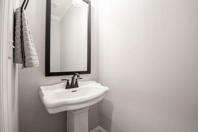 bathroom featuring crown molding