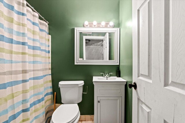 3318 Forest Estates Dr, Augusta, GA 30909 - bathroom featuring toilet, vanity, and a shower with curtain