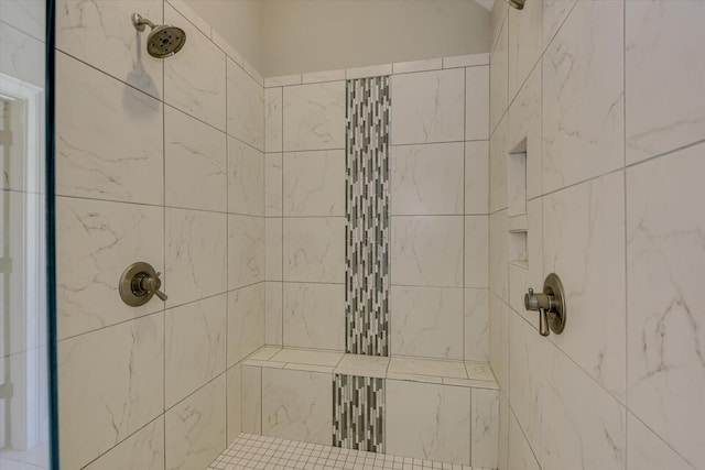 bathroom featuring tiled shower