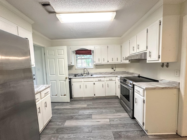 4917 Cavan Pl, Grovetown, GA 30813 - kitchen featuring stainless steel appliances, under cabinet range hood, light wood-style flooring, white cabinetry, and crown molding