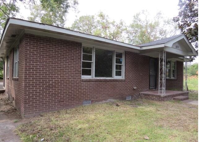 view of front of home featuring a front lawn