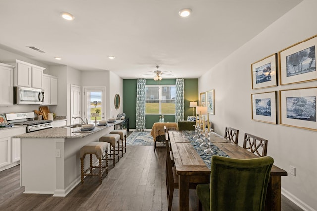 dining space featuring recessed lighting, visible vents, dark wood-style flooring, baseboards, and ceiling fan