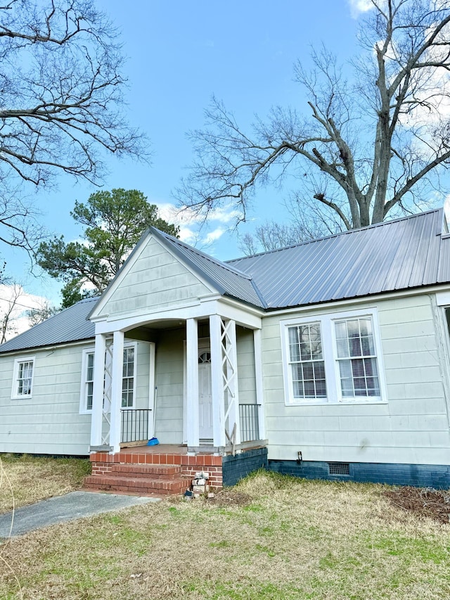 view of front of home with covered porch and a front lawn