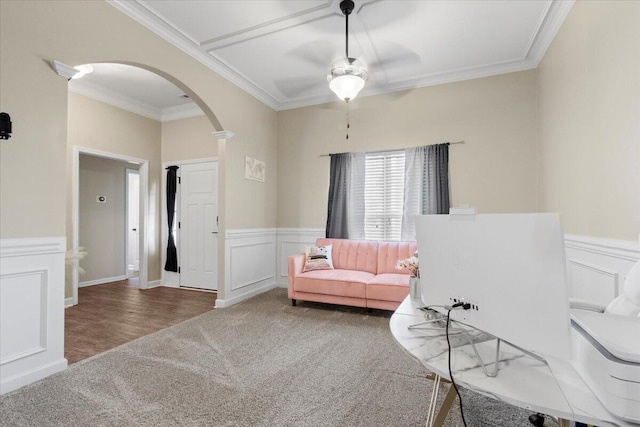 living area with crown molding, carpet, and ceiling fan