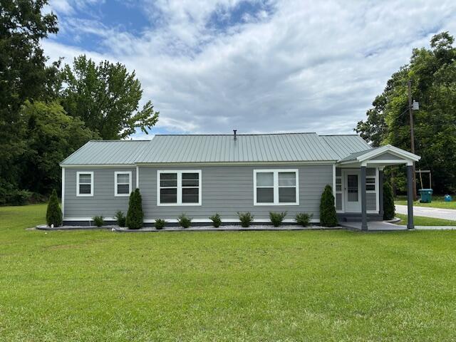 641 Ellington Ave, Thomson, GA 30824 - ranch-style home with a front lawn and metal roof