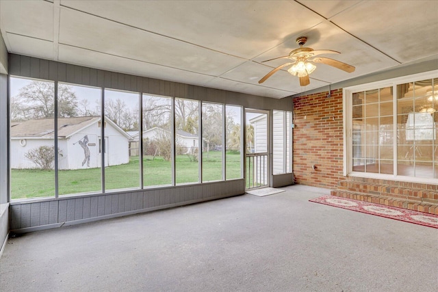 unfurnished sunroom with a healthy amount of sunlight and ceiling fan