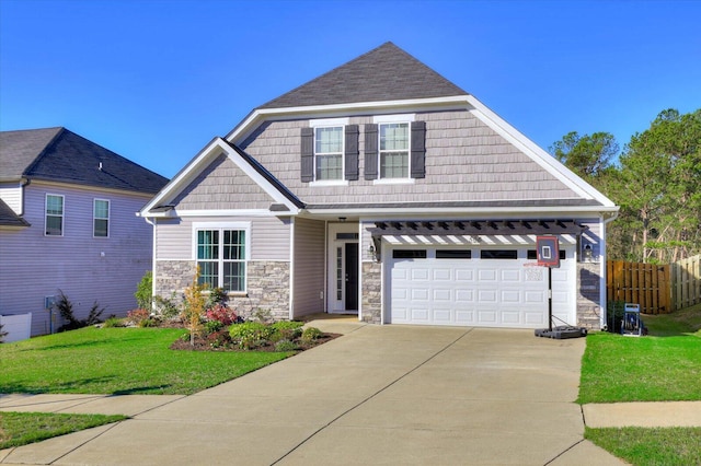 craftsman inspired home featuring a front lawn