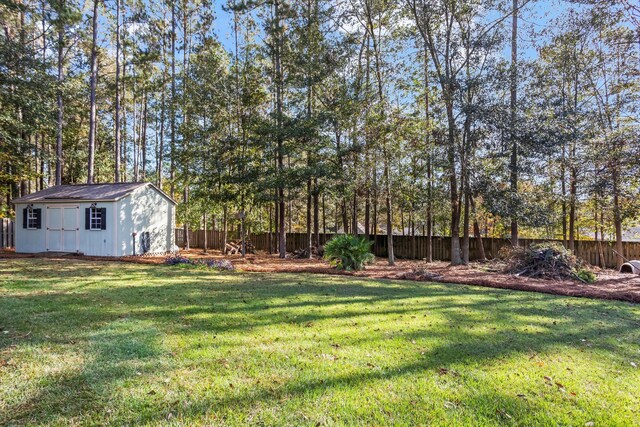 view of yard featuring an outdoor structure