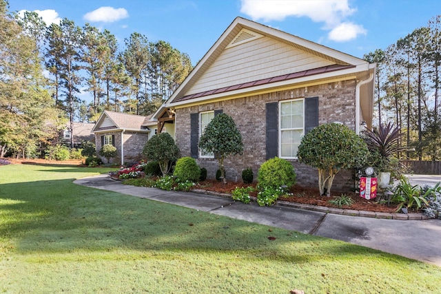 view of front of house featuring a front lawn