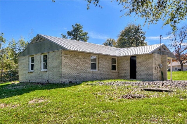 rear view of house featuring a yard