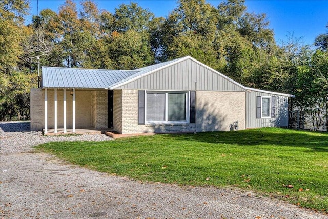 ranch-style home with a front yard