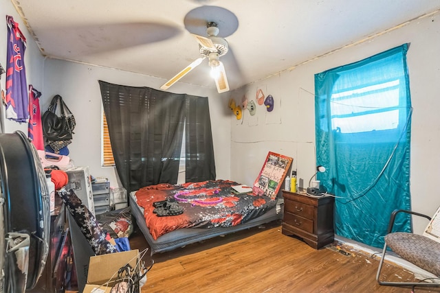 bedroom featuring wood finished floors and a ceiling fan