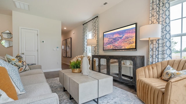 living area with baseboards, visible vents, dark wood-style flooring, and recessed lighting