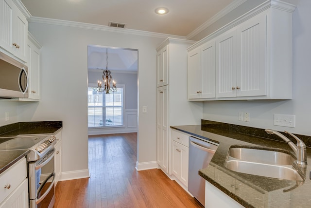 524 Jutland Way, Evans, GA 30809 - kitchen featuring stainless steel appliances, light wood-style flooring, a chandelier, white cabinets, and crown molding