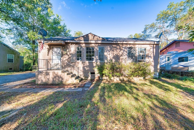 view of front of house featuring a front lawn