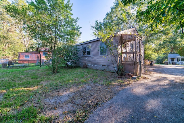 view of side of property featuring a lawn