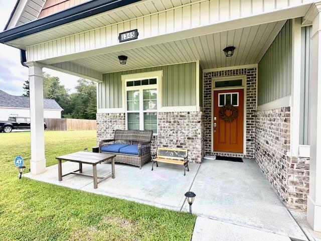 property entrance featuring a yard