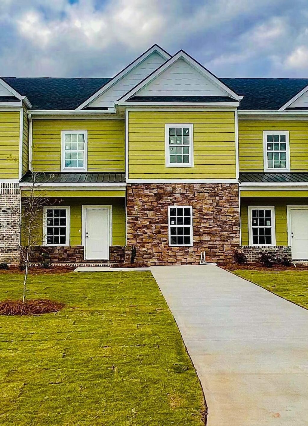 view of front of home with a front lawn