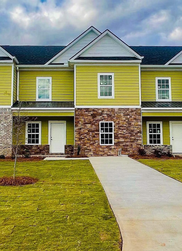 view of front of home with a front lawn