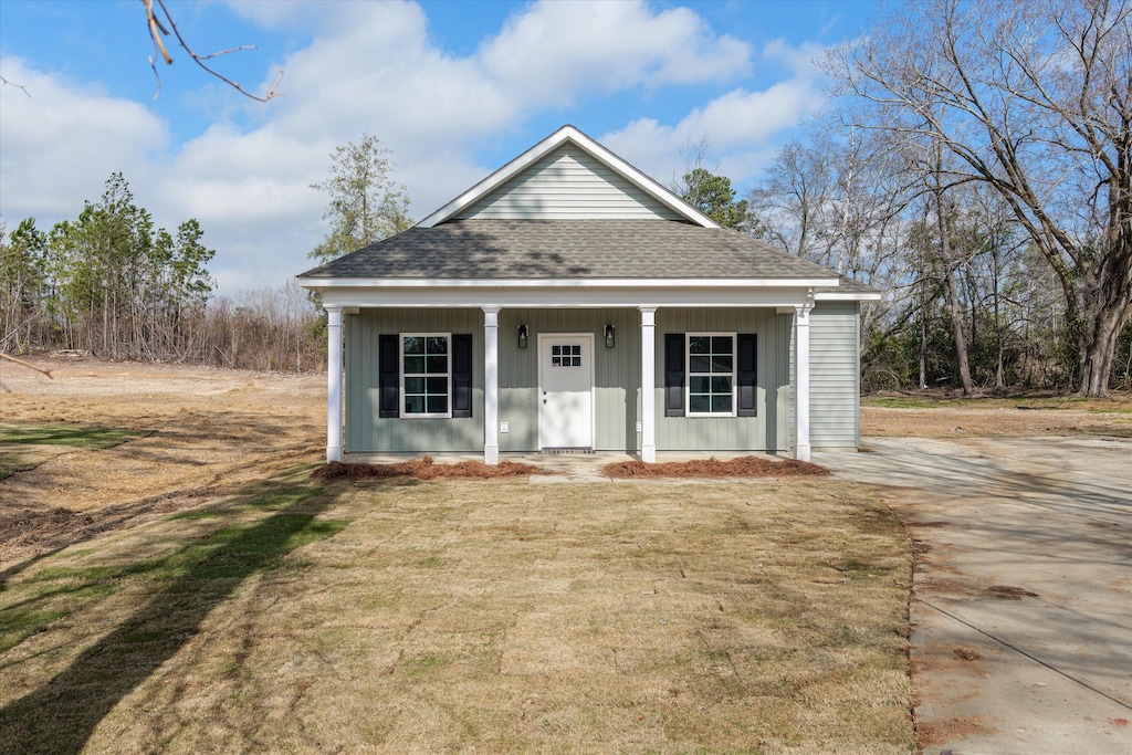 view of front of house featuring a front lawn