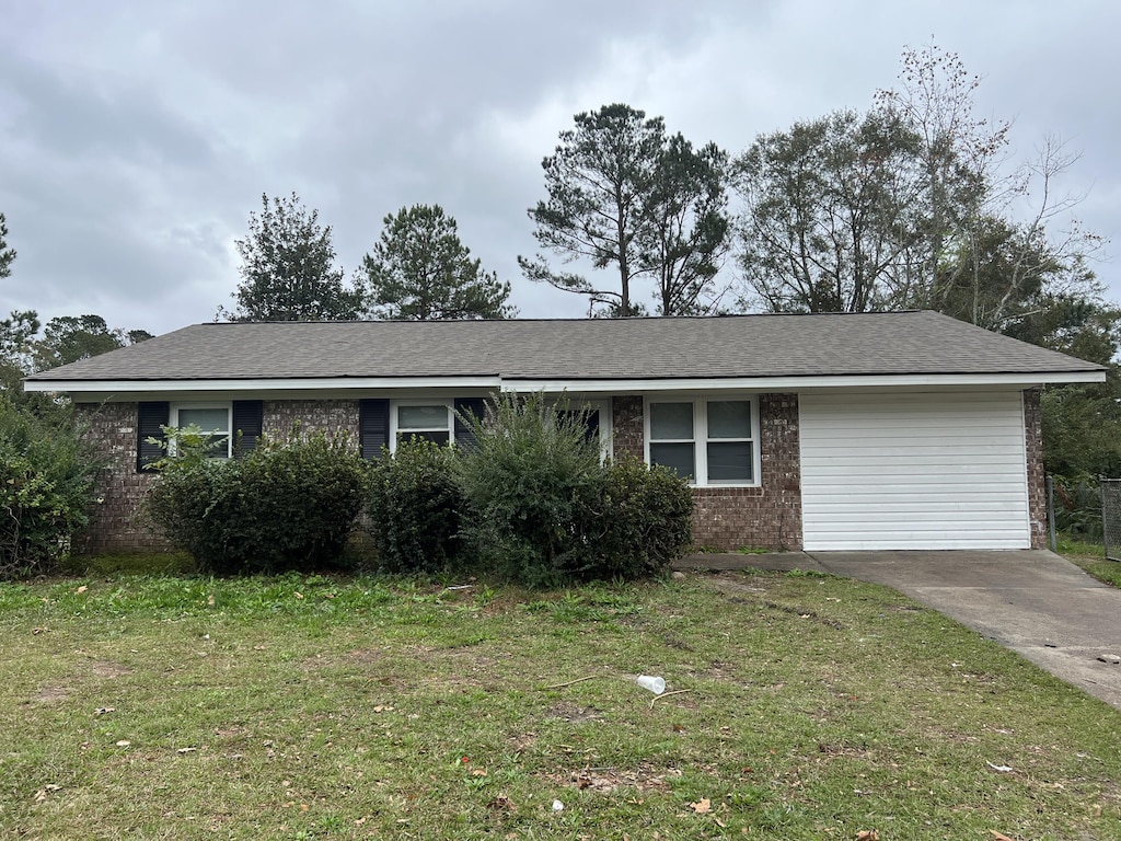 single story home featuring a front yard