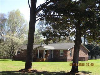 single story home featuring a front lawn