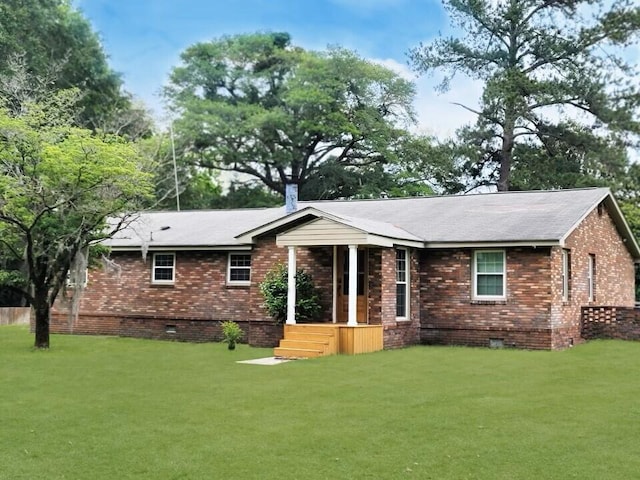 back of house featuring a lawn