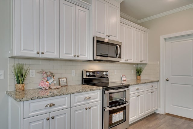 3109 Lobella Dr, Grovetown, GA 30813 - kitchen featuring appliances with stainless steel finishes, crown molding, white cabinets, light wood-type flooring, and tasteful backsplash
