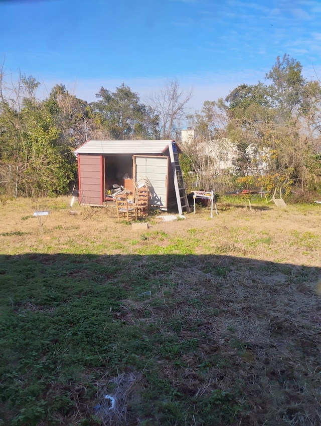 view of yard featuring an outbuilding