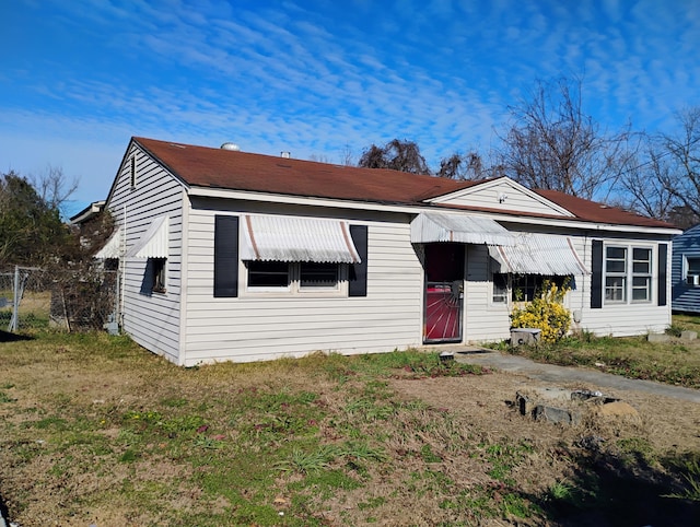 view of front of property with a front yard