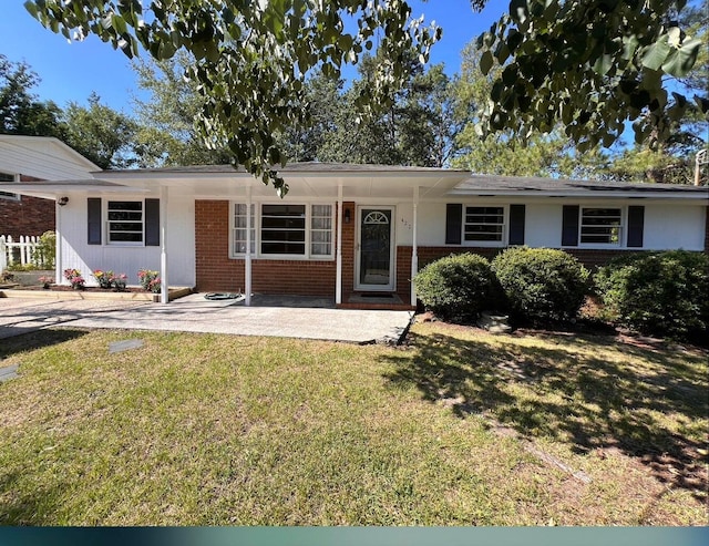 single story home with a front yard