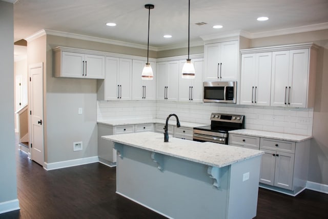 kitchen featuring dark wood-style flooring, crown molding, stainless steel appliances, an island with sink, and baseboards