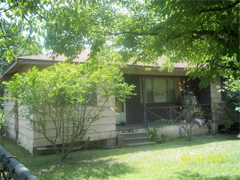 view of front of property featuring a front lawn