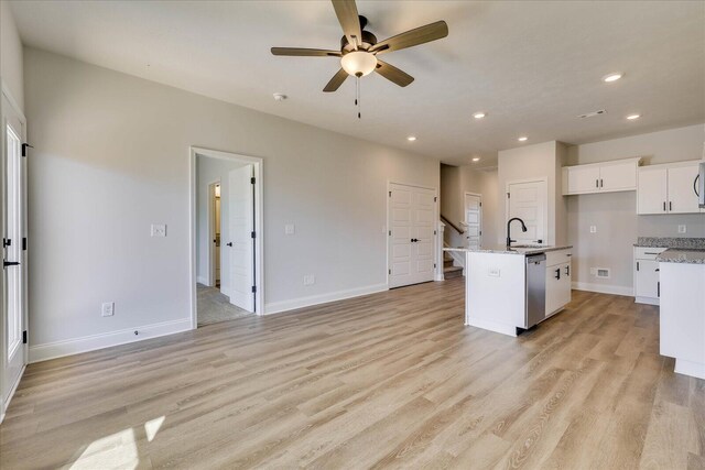 spacious closet featuring carpet