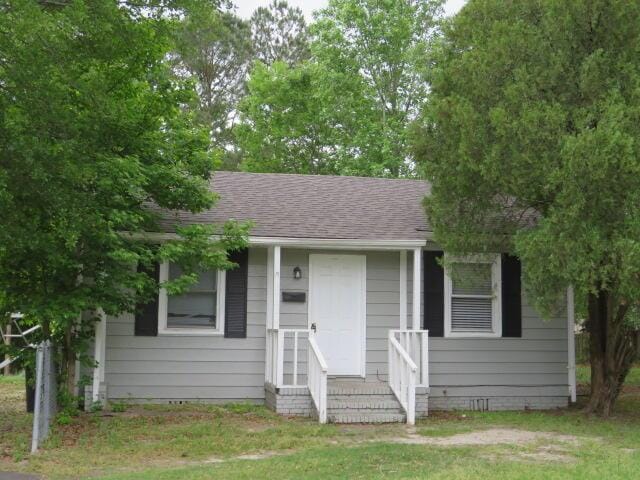 view of front of property featuring a shingled roof