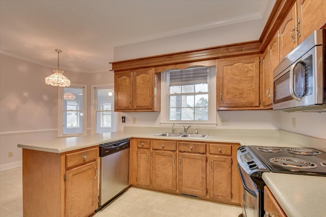 kitchen featuring a sink, a peninsula, crown molding, and stainless steel appliances