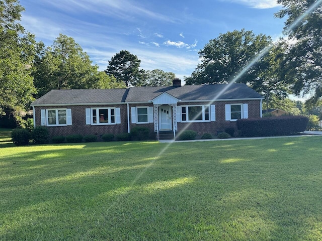 single story home featuring a front lawn