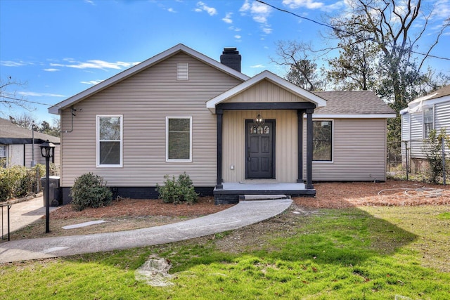 view of front of home featuring a front yard