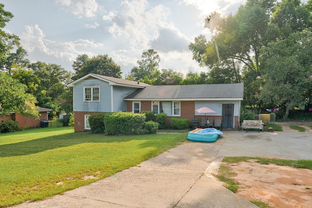 tri-level home featuring a front lawn