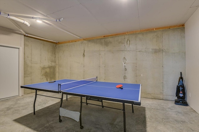 game room with concrete flooring