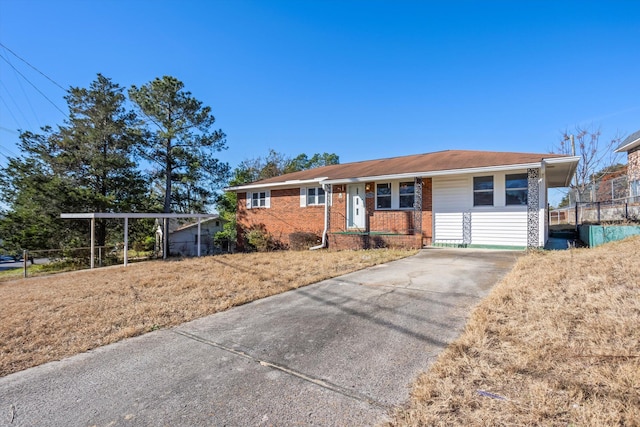 single story home featuring a front yard